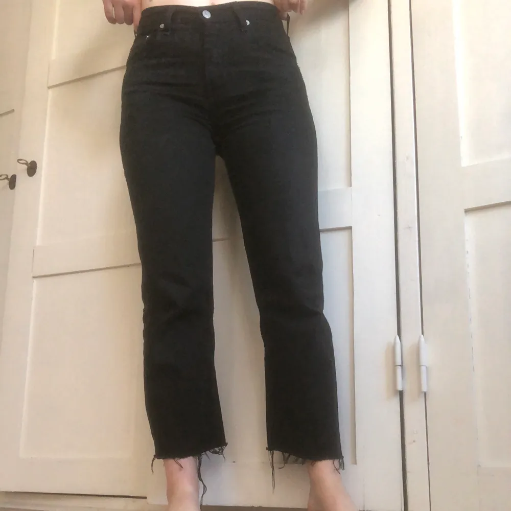 Säljer nu mina favorit jeans! En par svarta Levis som är avklippta längst ner. Fyndade secondhand men i väldigt bra skick! Lite korta på mig som är 170cm lång men det beror ju helt på hur man vill ha dem. Köpare står för frakt!✨. Jeans & Byxor.