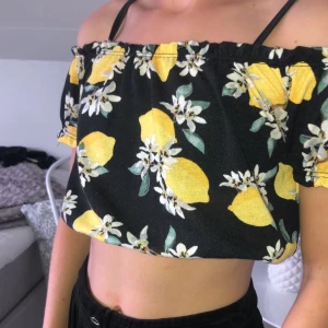 En fin sommrig topp från Gina tricot  - En jätte fin sommrig topp från Gina tricot med citroner på. Storlek xs. Nypris:150kr mittpris: 60+ frakt☺️☺️