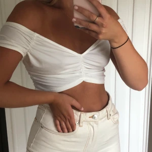 Vit topp! - Säljer denna gulliga toppen från Gina Tricot💕 frakten ingår i priset🥰