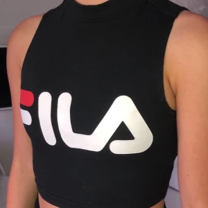 Cool fila topp  - En jätte cool fila topp. Använd ett fåtal gånger. Storlek xs, nypris:299kr mittpris:125+ frakt🎬🎬