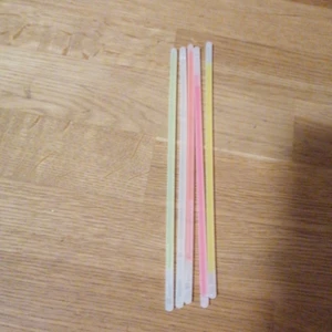 Glowsticks - Har massvis med dessa. 2kr st eller 10 för 15kr. Köpare står för frakt! (11kr)