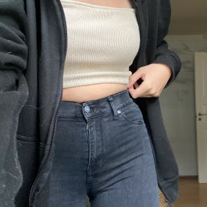 Högmidjade jeans dr.denim - Säljer ett par fina högmidjade svarta jeans från doktor denim! Bra skick då jag endast använt dom nån enstaka gång😊 säljer då det inte är min stil💕 Kan mötas upp i Göteborg eller posta men då står köparen för frakt🥰