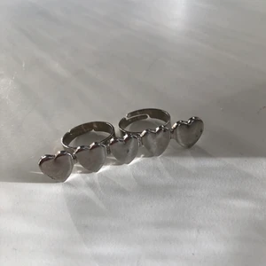 Dubbelring - En dubbel ring köpt på second hand. Går att ställa in så passar alla! Unik och väldigt cool. 30kr + 19kr frakt💓