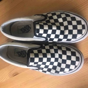  - Vans köpta för ca ett år sedan, används sällan så säljer nu.   Jag tar bud på alla plagg om flera har intresse, annars gäller först till kvarn vid snabb affär💗 Djur finns i hemmet. Köparen står för frakten men går även att hämta upp i Borlänge🌟