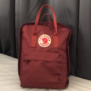 Ryggsäck - Superfin fjällräven väska i bra skick! Har knappt använt den eftersom jag har en likadan fast i en annan färg. Köparen står för frakten 💗