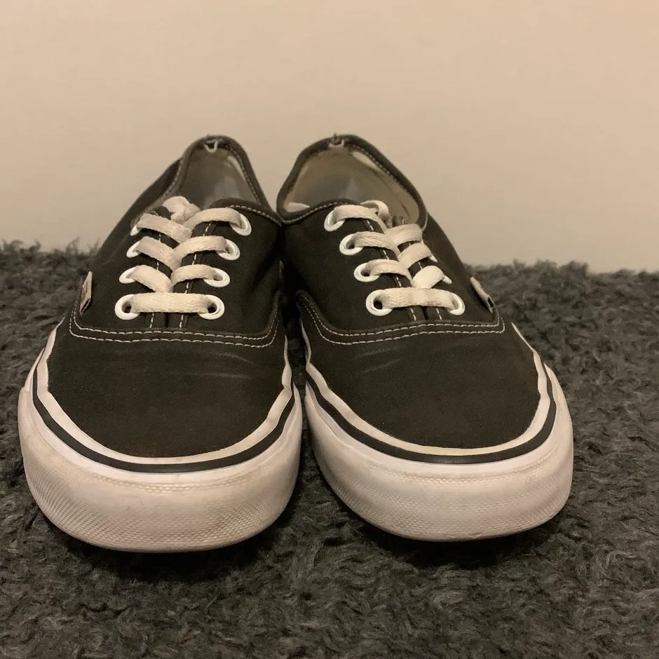 Supersnygga Vans Authentic i låg modell. Användna men ännu i väldigt fint skick! Nypris 649kr. Skor.