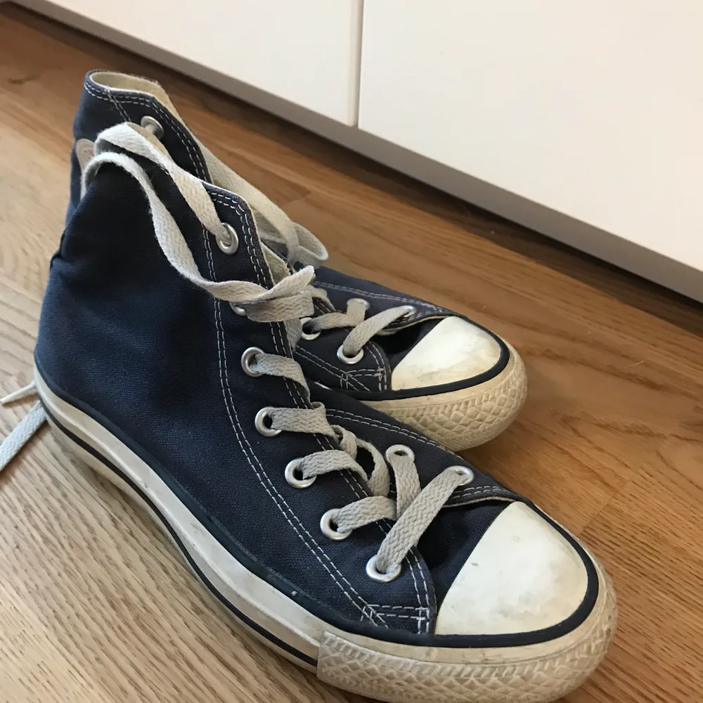 Snygga marinblåa converse i den högre modellen⚡️storlek 37 . Skor.