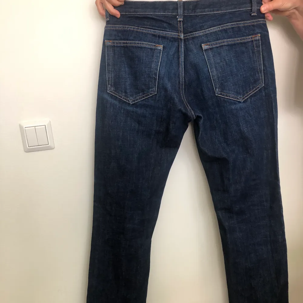 Mörkblå jeans från Acne! Storleken skulle jag säga motsvarar en S men långa i benen💞 nypris 1500kr säljer för 350kr + frakt!. Jeans & Byxor.