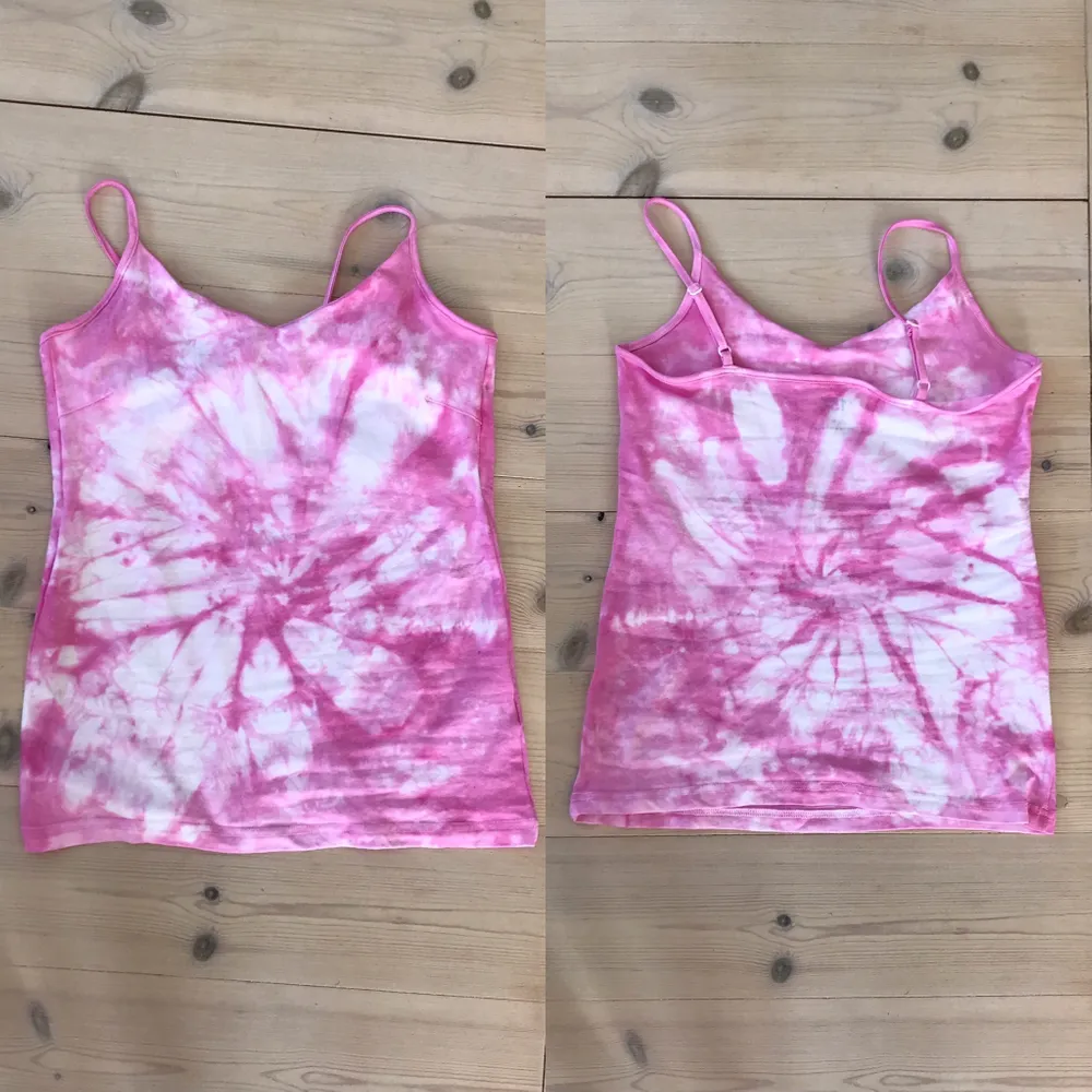 Supersöt tie-dye linne som jag ”designat” själv. Linnet har reglerbara axelband. Tveka inte att ställa frågor privat om ni har några! (Säljer liknande tie-dye linnen och t-shirts på min profil så kolla in där!) BUDA I KOMMENTARERNA FRÅN 150kr💝. Toppar.