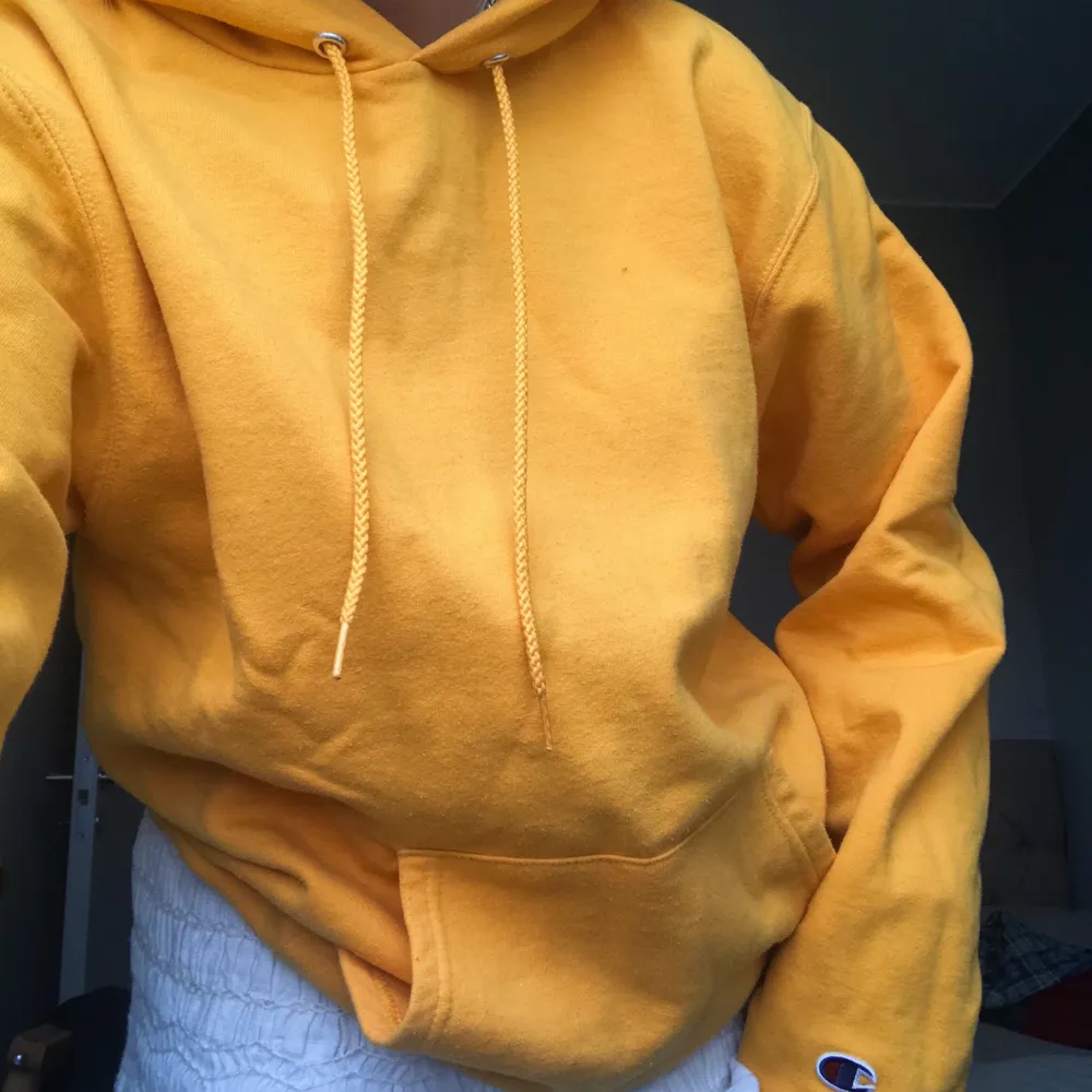 Jättefin senalsgul/lite gul-orange champion hoodie. Sitter löst/avslappnad fit. Säljer då den inte riktigt är min stil. (Den är lite mer orange gul än vad som syns på bilderna). Fraktion ingår inte men betalar halva. Hoodies.