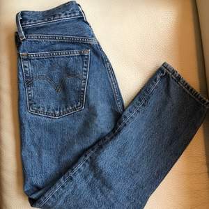 Mellanblå jeans från Levis i modell 501🍀 har haft dom i över 1 år men är fortfarande i toppskick😍