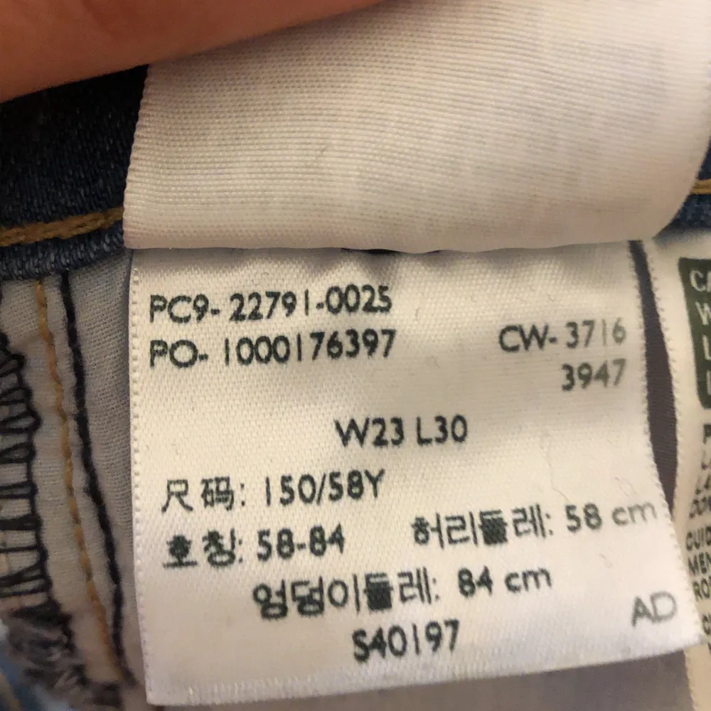 Säljer mina snygga Levis jeans i storlek 23 dem börjar tyvärr bli lite för små och försöker därför sälja dem vidare☺️. Jeans & Byxor.