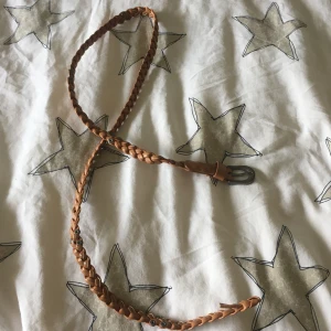 Flätat läderbälte - Flätat smalt läderbälte, man kan stoppa in ”metallgrejen” var man vill i bältet så det är nice,  köpare står för frakt 🤙