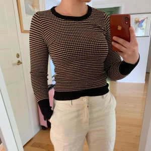 Zara Tröja - Stickad tröja från Zara med najs mönster. Jättefin nu till höst med ett par jeans och typ en skinnjacka över! 