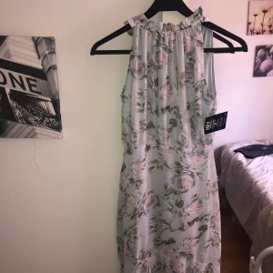 Klänning strl 34 - En rätt lång blommig klänning som är köpt från Nelly. Helt oanvänd! Frakt får man står för själv. ☺️