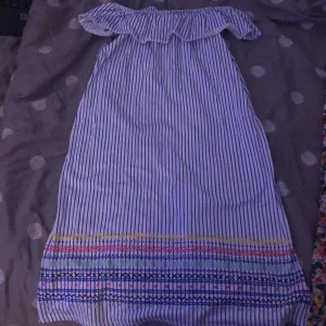 Sommar klänning  - Säljer denna underbara klänningen som är tyvär för kort men är bara använd 2 gånger jätte bra skick och pris kan sänkas vid snabb köp