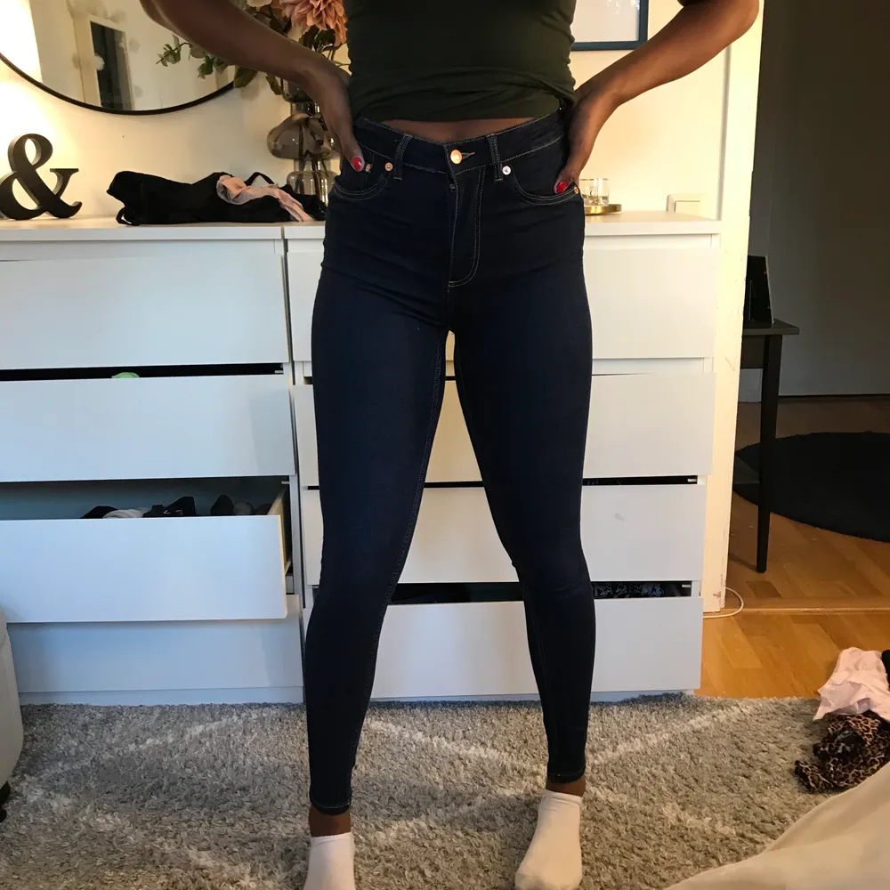 Säljer dessa två jeans jag knappt har använt, köpte då inte båda samtidigt men säljer båda för 300;-🌺,  dom vita jeansens  lite genomskinliga så skulle rekommendera hudfärgade underkläder🌺. Jeans & Byxor.