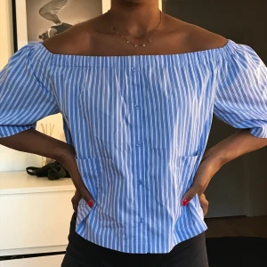 Monki - Säljer denna blus från monki, jag har aldrig använt den och den e super fin💙, vet dock inte vilken strl de är men skulle chansa på m/L💙säljer den för 50kr