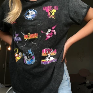 DisneyXBershka oversized t-shirt - Skit cool Oversized t-shirt från bershka med mickey-mouse tryck. Säljer prågund av att den inte kommer till användning helt enkelt. Använd ca 2 gånger och så i nyskick⚡️💜! Storlek XS men sitter mer som s/m eftersom att den är oversized 
