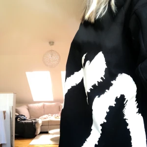 H&M x THE WEEKND sweatshirt  - Jättesnygg mysig sweatshirt från H&M herravdelning. 