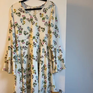 Chiquelle klänning - Skit snygg blommig klänning ifrån Chiquelle! Aldrig använd. Frakt tillkommer