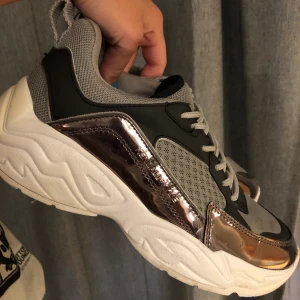 Kendall + Kylie skor i storlek 37.5 - Chunky sneakers från Kendall + Kylie. Passar mig som har storlek 37-38. Använda 2 gånger så i riktigt bra skick. Endast liten smutsfläck på högra skon fram. Inuti är de som nya. Säljs pga får ej användning för dom. 🥰🥰 Nypris: 1200kr. Buda från 400kr