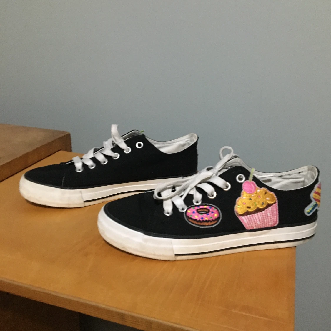 Svarta skor med gulliga märken - 91