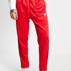 Nike tribute byxor - Röda nike byxor från zalando(slutsålda). Bilden är inte så bra men från zalandos egna hemsida. Byxorna är i storlek S och inte använda så jättemycket. Frakten ingår. 