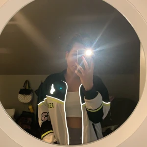 Playboy jacka - Säljer min Playboy jacka från Missguided av anledning att jag inte använder den längre och har växt ifrån den lite. Använd under 1 vår och inte trasig. Den är oversized på mig som är i storlek M.