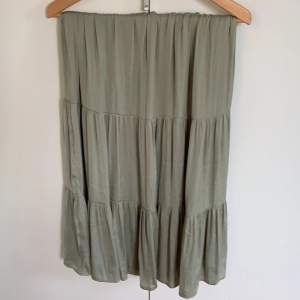Grön midi kjol använd 1-2 gånger, bra skick och är i storlek s men passar nog även m!