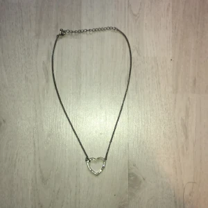 Halsband med ett hjärta - Det är ett halsband med ett hjärta på från glitter och jag tycker det är väldigt fint men jag har aldrig använt det! Man kan ha de i olika storlekar! 