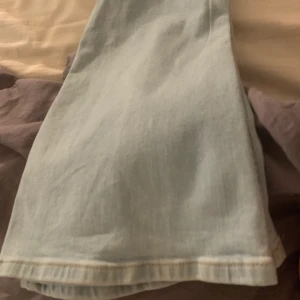 Ljusblåa jenas  - Ett par ljusblåa jeans som är jätte utsvängda dom passar dom som är långa för dom är långa i storleken, men jag är 1,65 dom passar mig bra också bara att dom är för stora i midjan☺️ inget fel med dom 