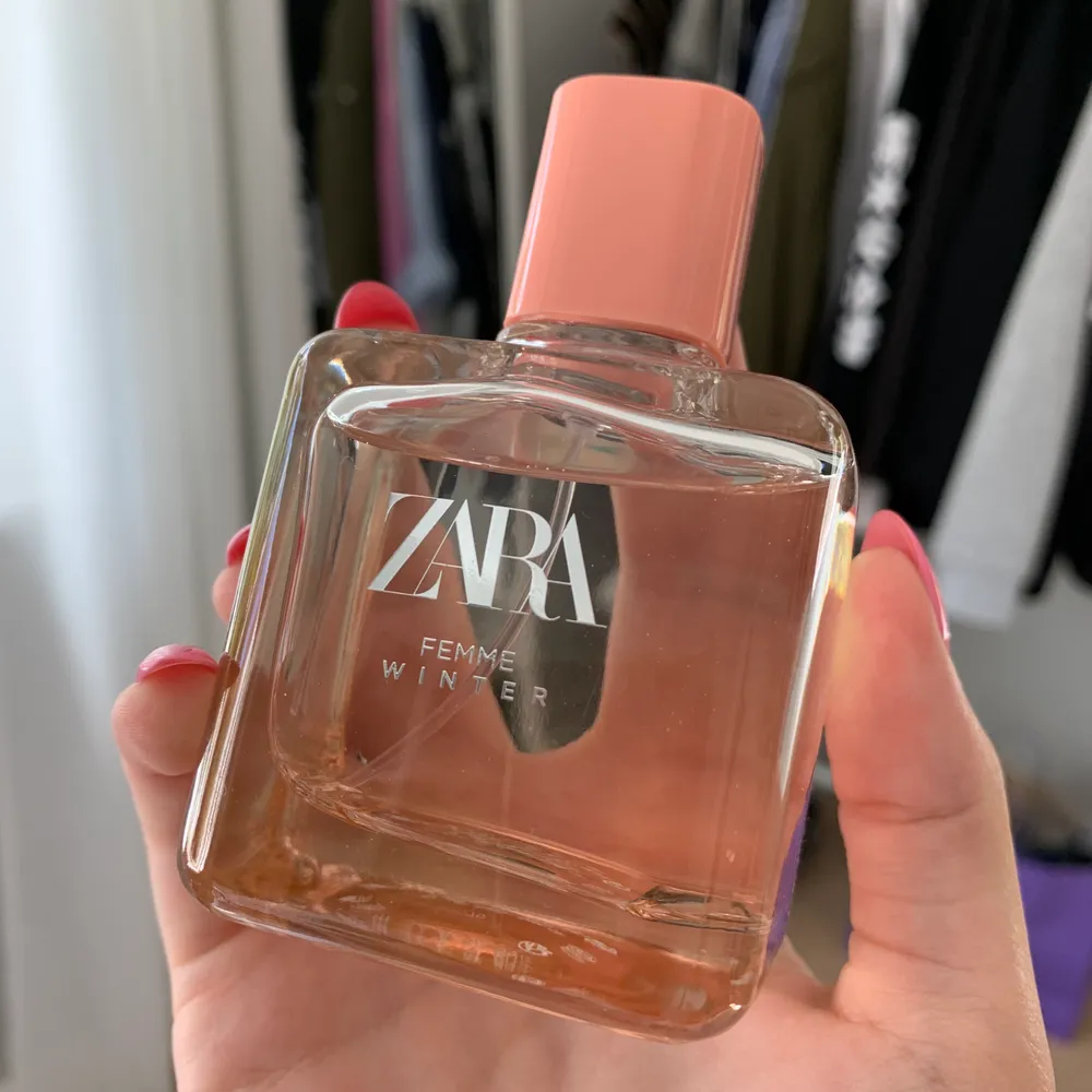 Never used Zara perfume, smells so good, very fresh smell!! Bought for 450 kr selling for 300. Accessoarer.