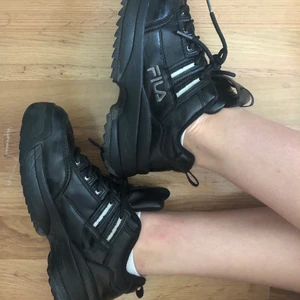 Fika skor  - Ett par fila skor i väldigt bra skick! Säljer då jag ej använder dem längre. De har ganska hög sula vilket är trendigt och super snyggt! Köpte de för 800 kr. 