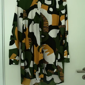 Monki suuuperfin skjorta  - Älskarrr denna men den är lite för liten för mig. Skjorta i xs i ballt mönster från monki. Upphämtning i Göteborg men kan skickas mot porto. Toppenskick såklart! 