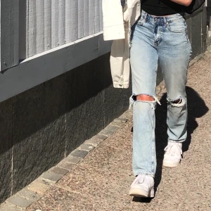 Jeans - INTRESSEKOLL! på mina trendiga jeans inköpta på hm!! Använda ett fåtal ggr.  Säljer endast vid bra bud. Fler bilder kan skickas vid intresse. Frakt tillkommer. (Mina egna bilder!!!!!) BUDA I KOMMENTARERNA!!! Budgivningen avslutas fredagen den 31/7.