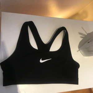 Nike träningstopp - Nike träningstopp i storlek M i barnstorlek. Passar mig med xs. 100 kr inklusive frakten :)