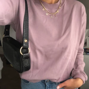 Sweatshirt  - Snygg basic sweatshirt från NAKD i storlek XS. Modellen är oversized så den passar även en S. Säljer den då den ej kommer till användning. 110kr + frakt, eller högst bud 💓