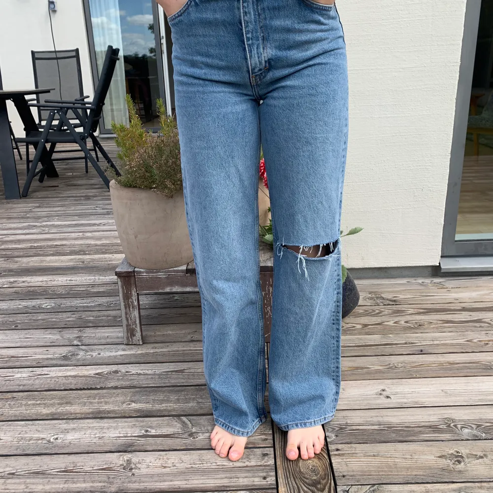 Säljer nu mina allra finaste Yoko jeans från monki då de blivit för små. Har gjort ett dekorativt hål på ena knät. Använda en gång men inser att jag måste köpa större. Storlek W27 🥺🥰 Frakt tillkommer om man inte vill mötas upp i Helsingborg 🥺🍃💞. Jeans & Byxor.