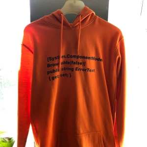 Boohoo Hoodie - Jättesnygg Hoodie från Boohoo. Orange med lite olika texter på som ni ser. Kommer ej till användning 