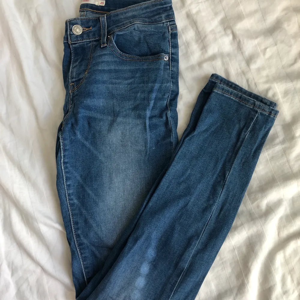 Såååå fina jeans från Levi’s. Skinny fit, storlek 25. Perfekt längd på mig som är 165cm.. Jeans & Byxor.