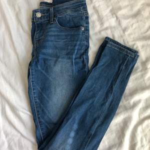 Såååå fina jeans från Levi’s. Skinny fit, storlek 25. Perfekt längd på mig som är 165cm.