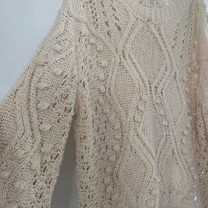 Stickad tröja - Stickad tröja i en beige färg, knappt använd