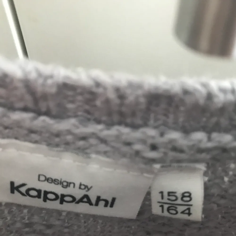Säljer min coola stjärn tröja ifrån Kappahl. Den är snygg med ett par slitna jeans eller liknande. Jag säljer den inte kommer till användning!💓. Hoodies.