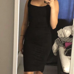 Tight klänning från bohoo - super fin klänning med slits, lappen är kvar