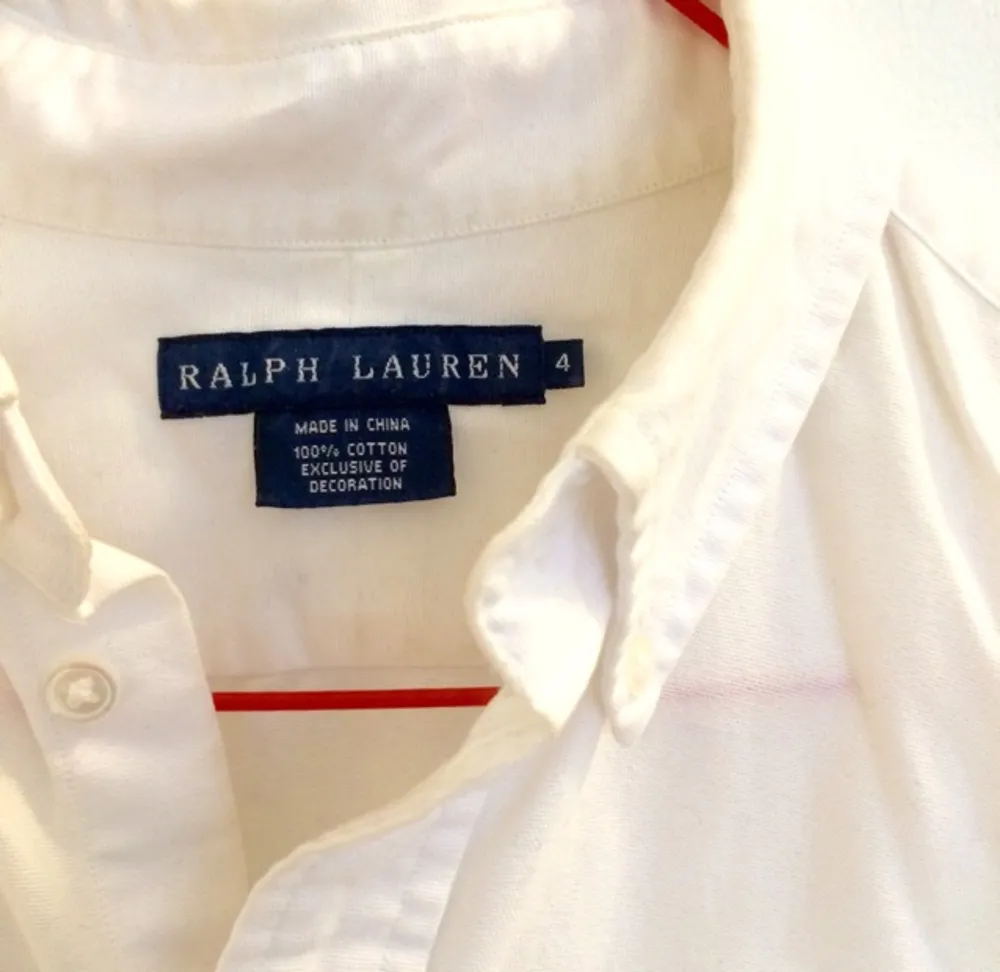 Klassisk Polo Ralph Lauren oxfordskjorta. Amerikansk stlk 4. Fint skick, men viss missfärgning i nacke och insida manschetter. Nypris ca1000kr.. Skjortor.