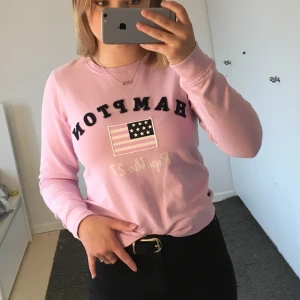Sweatshirt  - Supersöt rosa sweatshirt! Endast använd ett fåtal gånger så den är i bra skick. 