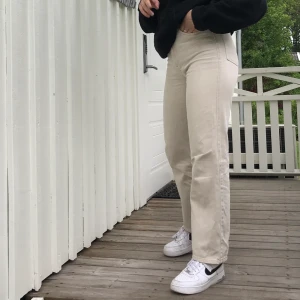 Raka jeans  - Lägger upp annonsen igen eftersom de va många som va intresserade, jeansen är iallafall från weekday i modellen rowe 😃