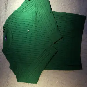 Grön Gant Cotton Cable Sweater i väldigt väldigt nytt skick. Använd endast 2 gånger och ser sprillans ny ut. 