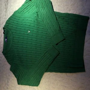 Gant Cotton Cable Sweater - Grön Gant Cotton Cable Sweater i väldigt väldigt nytt skick. Använd endast 2 gånger och ser sprillans ny ut. 